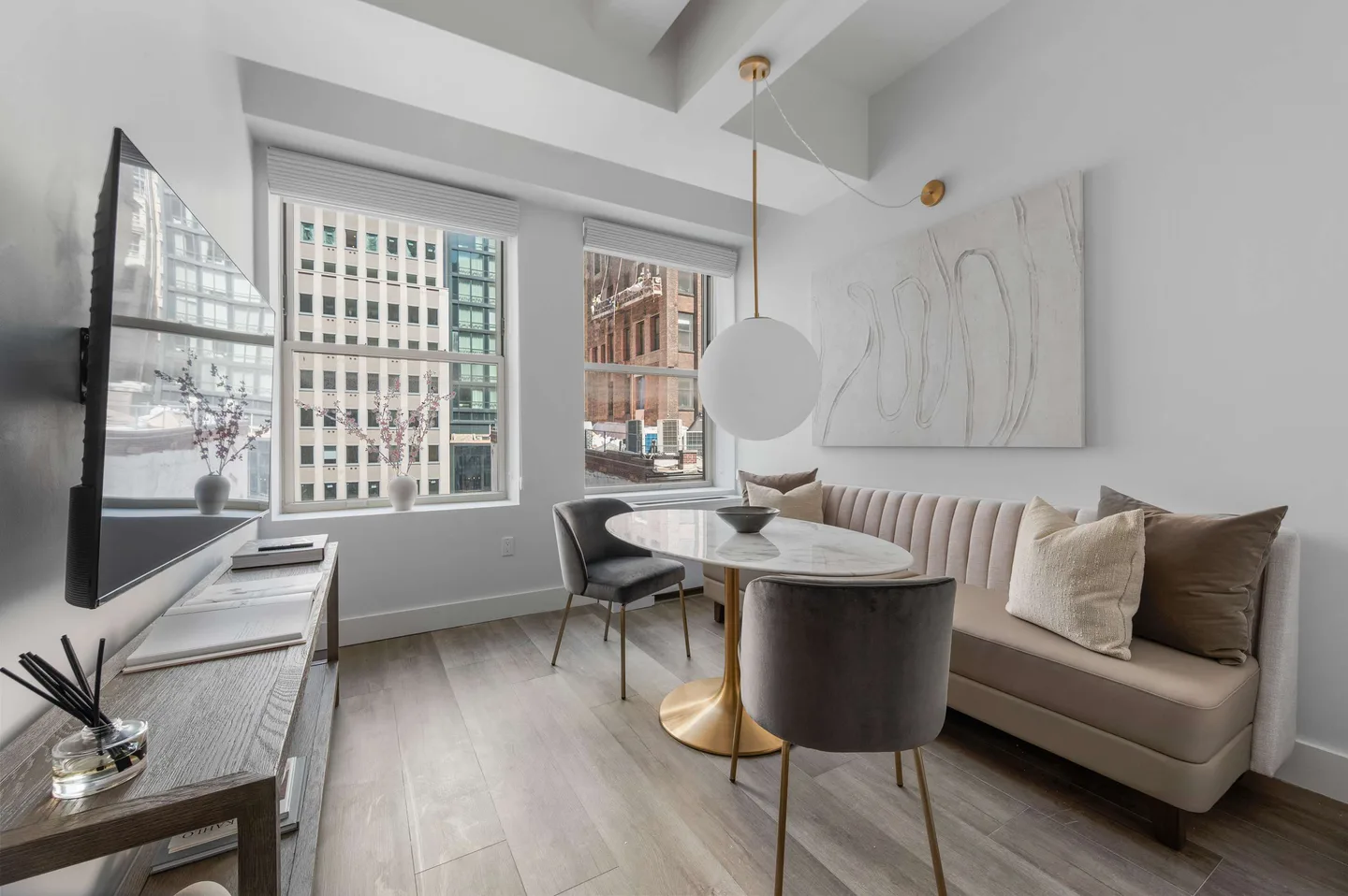Classic 2 Bedroom Apartment W/D — 17 John