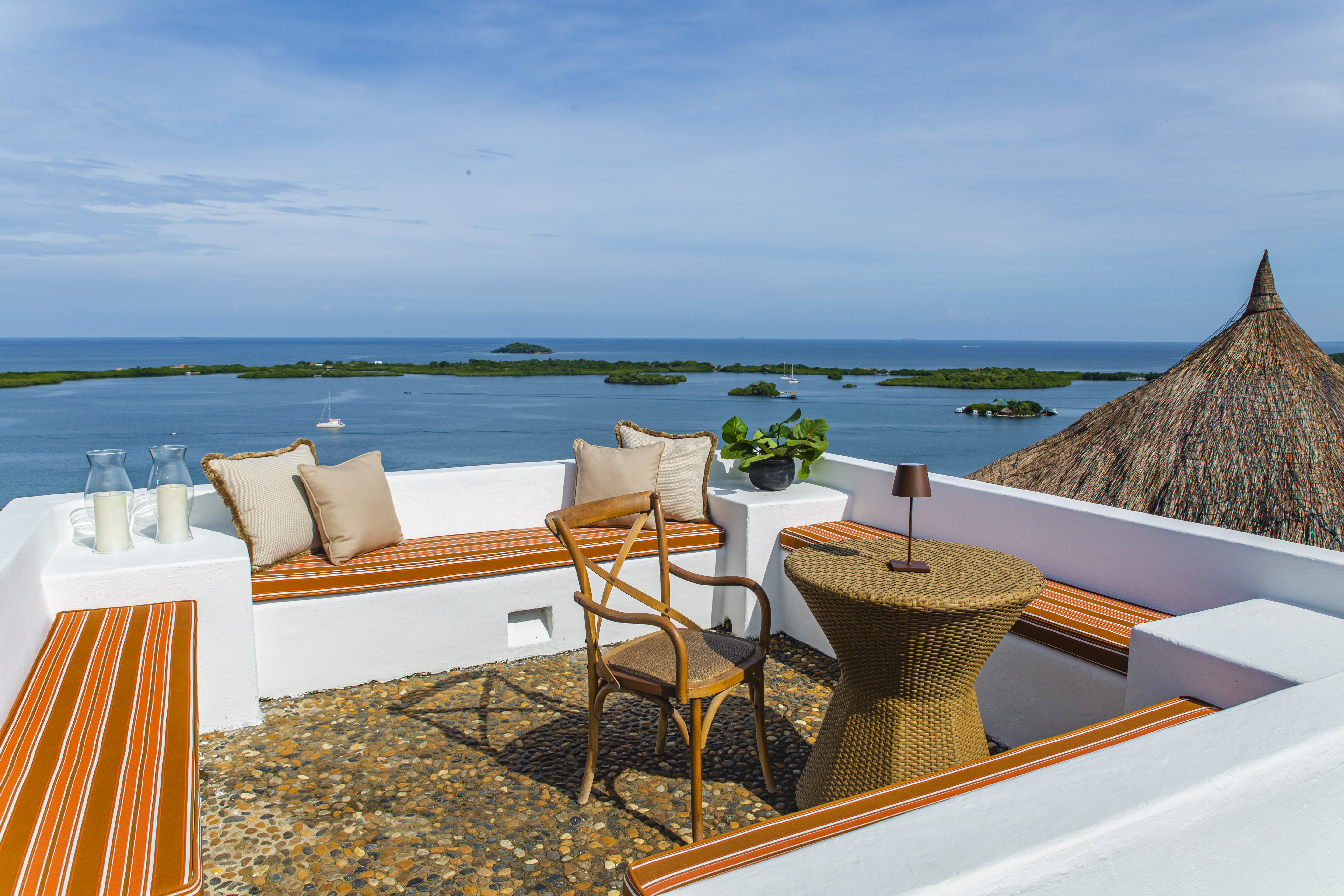 Terraza exterior en Casas Altas con vista al agua hacia las islas