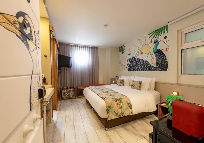 Una habitación de nuestro hotel en San Diego, Cartagena, con un mural colorido pintado en la pared.