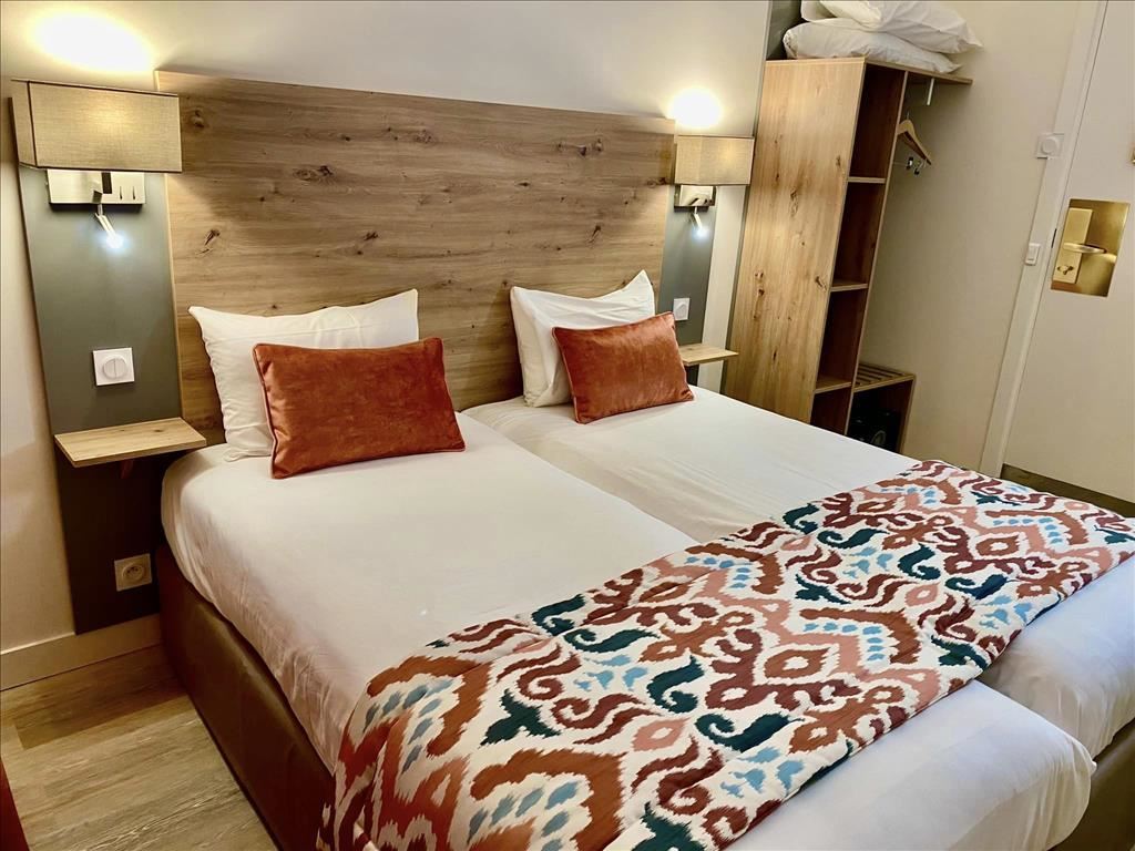 Chambre d'hôtel avec deux lits, dans le 7e arrondissement de Paris.