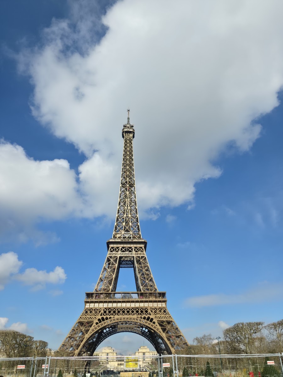 La tour Eiffel sous un ciel bleu, vue depuis le quartier du Champ de Mars
