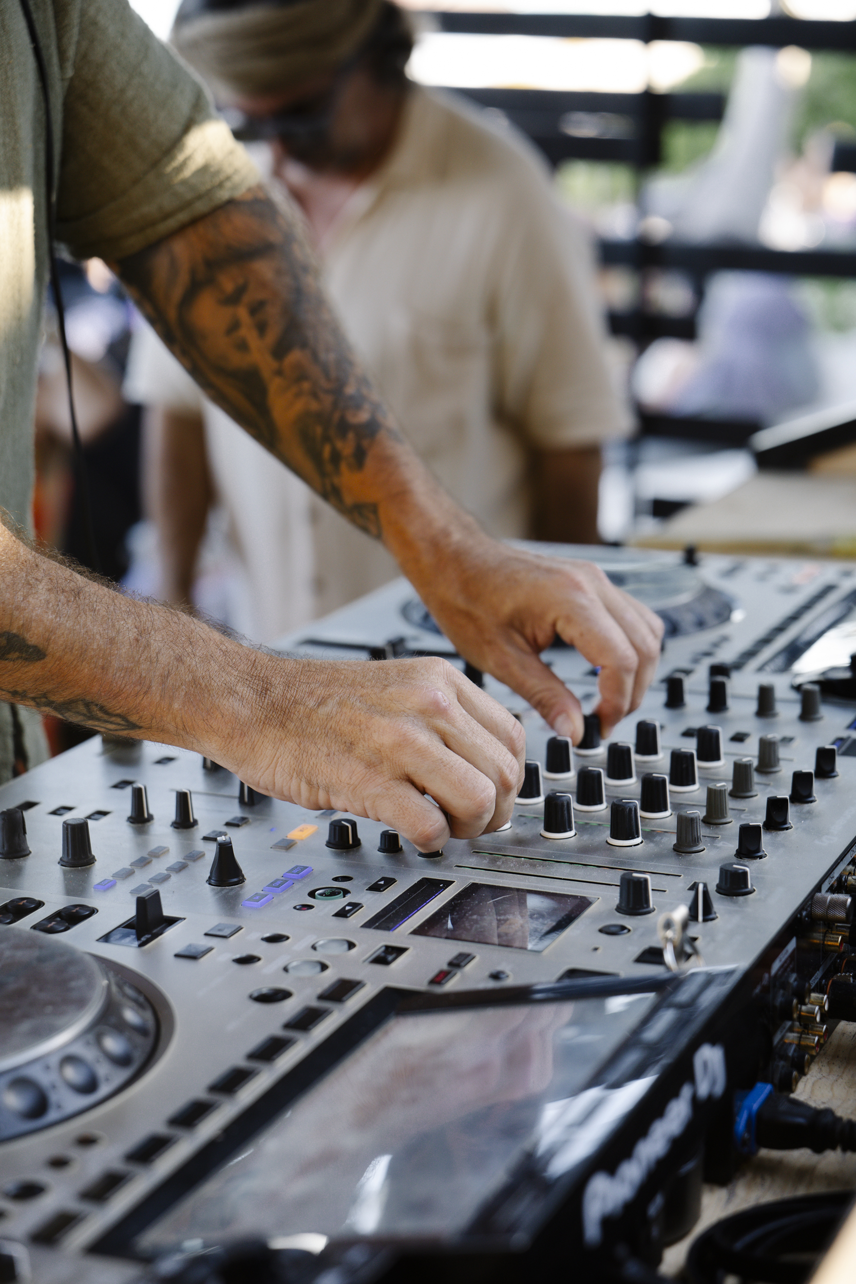 Un DJ en las tornamesas durante un día de playa en UMi Tulum